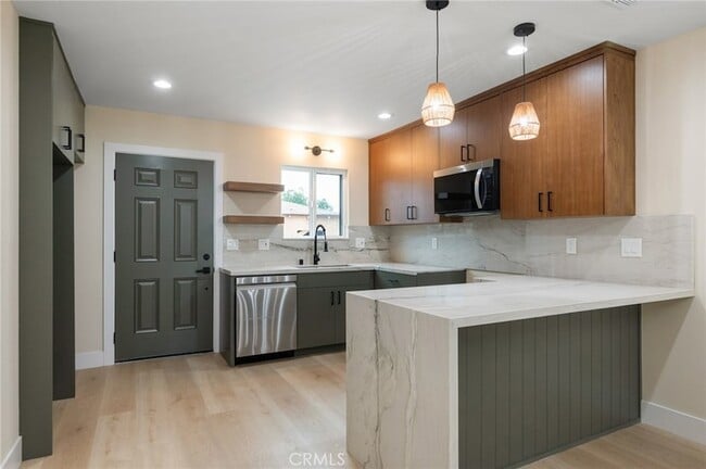 Building Photo - 745 W 106th St