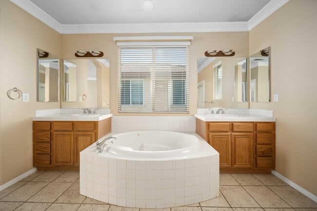 Building Photo - 3121 Club Rancho Dr