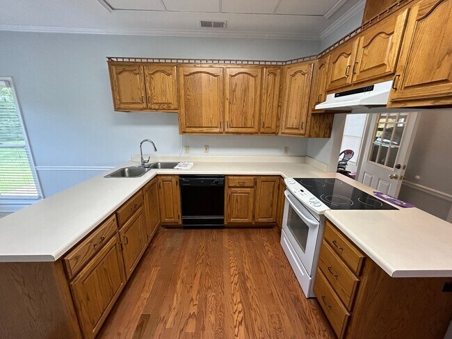 Building Photo - Desirable Oakland Home on Acreage. Owner W...
