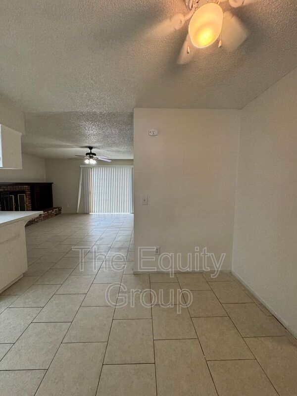 Building Photo - 1009 W Laura Ave