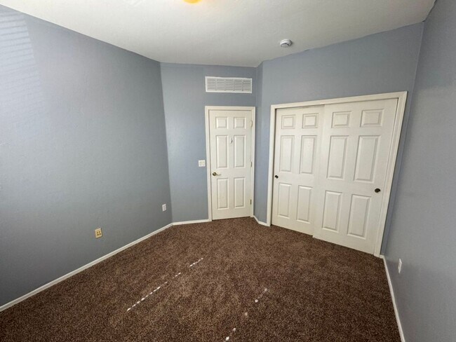 Building Photo - 467 E Calle De Ocaso