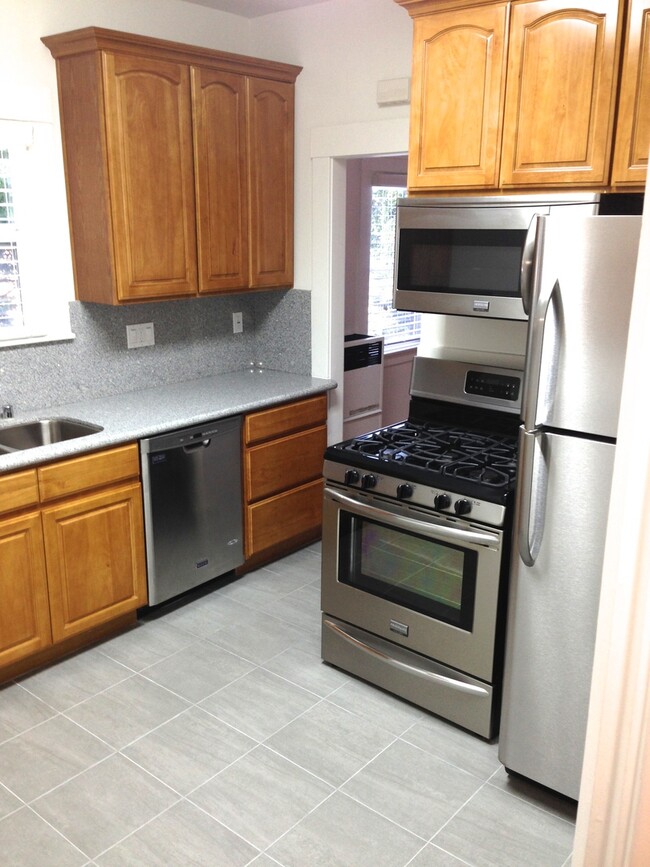 Building Photo - Top Floor remodeled kitchen and bathroom, ...