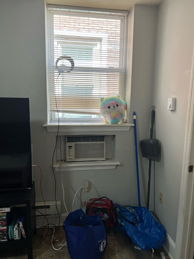 Building Photo - 1727 W Montgomery Ave