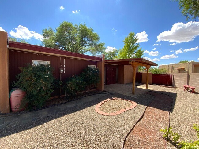 Building Photo - 3 Bedroom Single Story Home Available Near...
