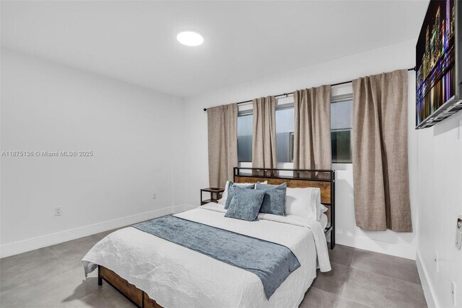 Building Photo - 645 Palmetto Dr