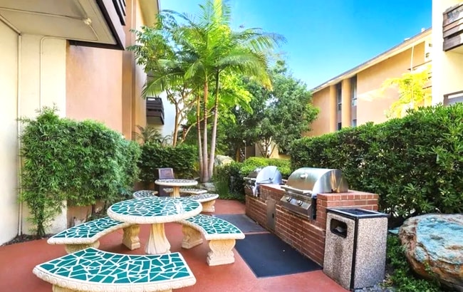 Building Photo - ****MOVE-IN SPECIAL: $500 OFF SECOND MONTH'S RENT****CHARMING 1BD/ 1BA AVAILABLE IN MISSION VALLEY!!