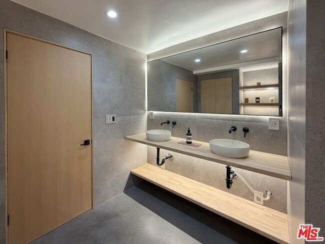 Building Photo - 640 Rome Dr