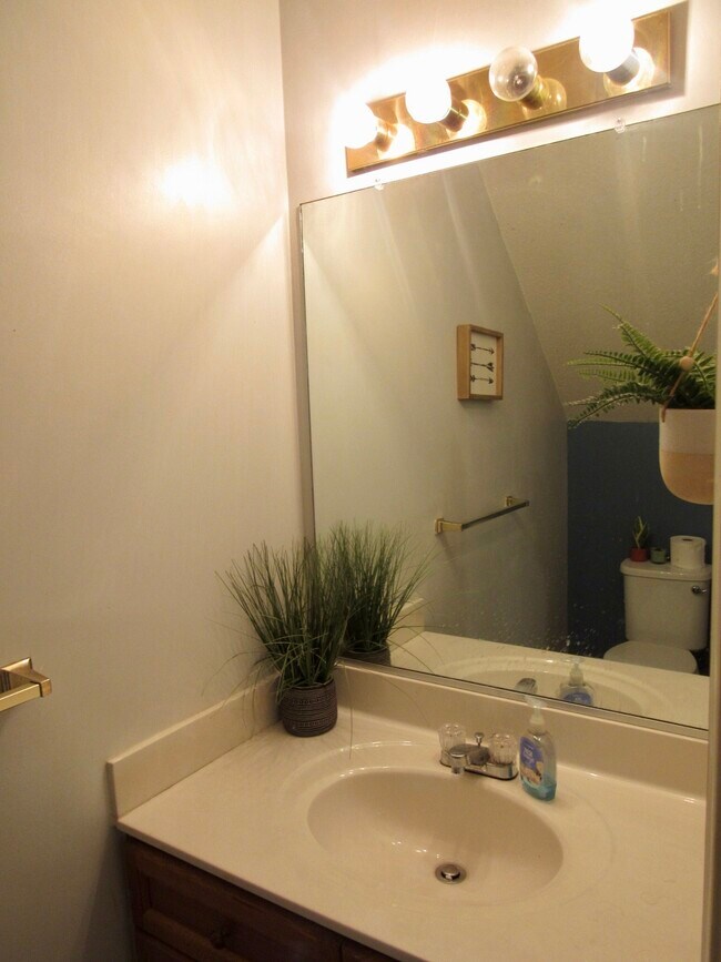Building Photo - 302 S Hill Ln