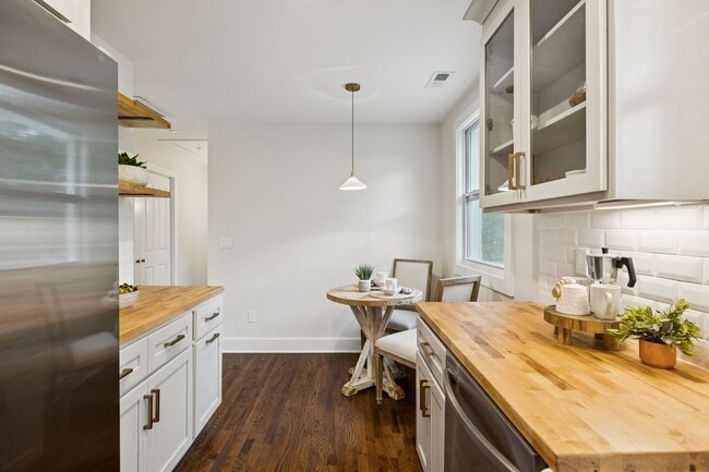 Building Photo - 215 Ash Dr