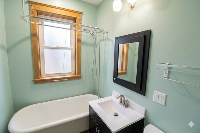 Building Photo - 2132 W Walton St