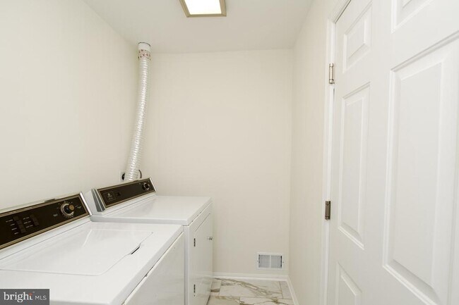 Building Photo - 8614 Oak Chase Cir