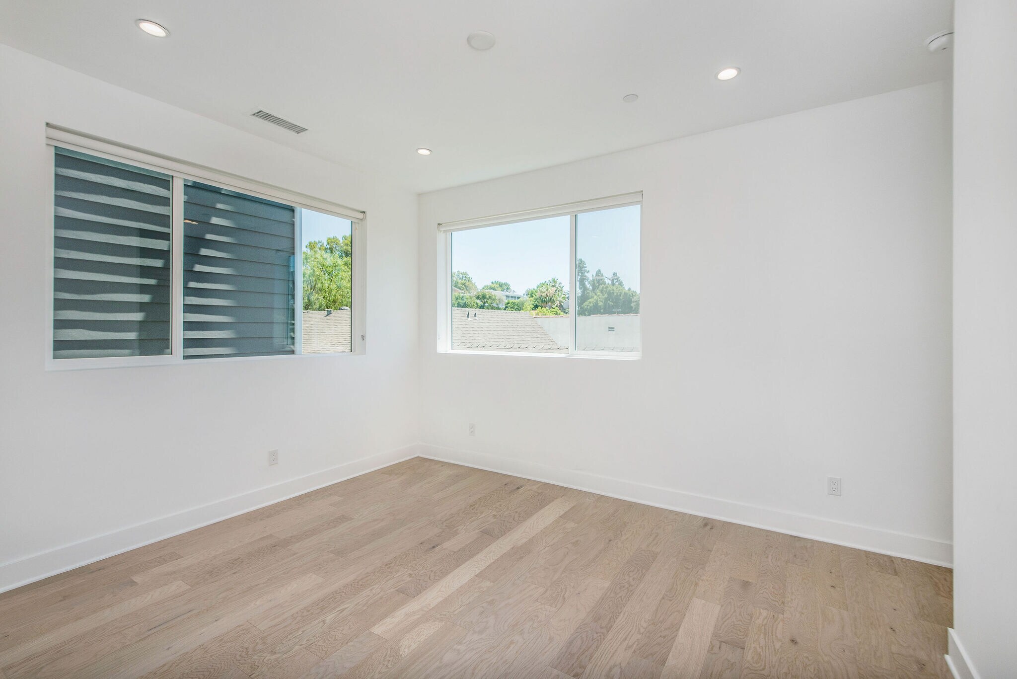 Building Photo - 857 1/2 Hyperion Ave