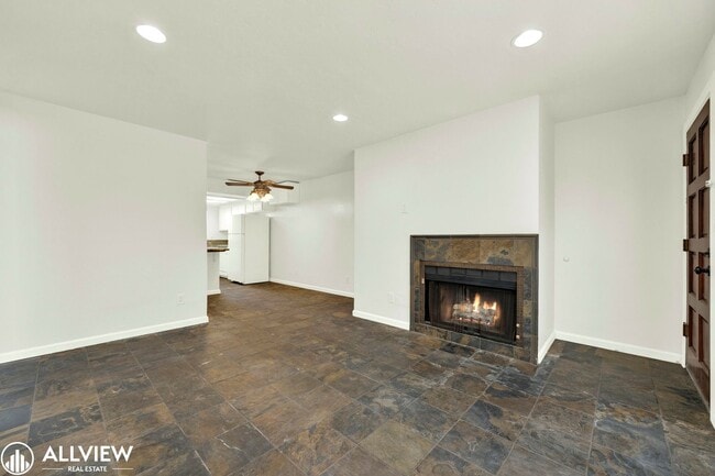 Building Photo - Golden Hill Gem: 2BR/1BA with Fireplace & ...