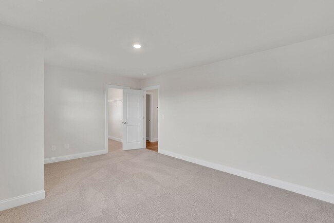 Building Photo - Beautiful 4BR 2.5BA Home w/ Full Appliance Kitchen • Garage Parking •