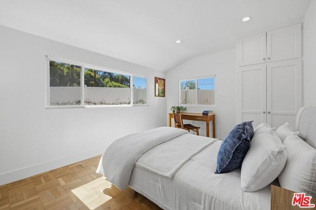 Building Photo - 864 Bienveneda Ave