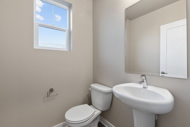 Building Photo - Modern 3 Bedroom Townhome with Designer Finishes in Lynnwood