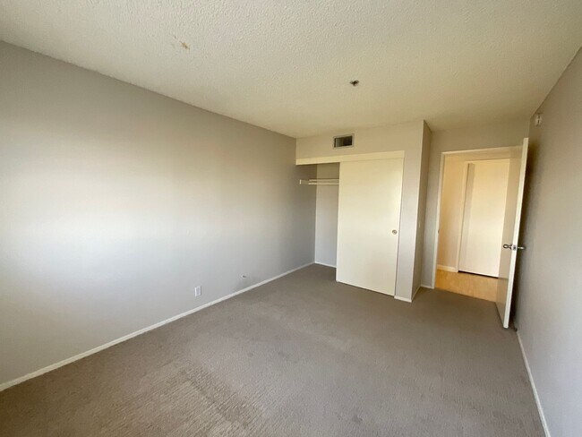 Building Photo - 5985 Dandridge Ln