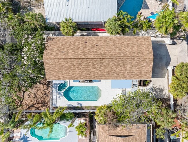 Building Photo - Steps to One of the Finest Beaches – Spaci...