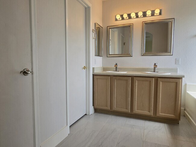 Building Photo - 7980 N Siskiyou Dr
