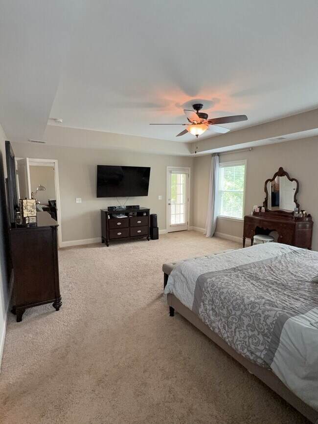 Building Photo - 302 Pond Hill Ct