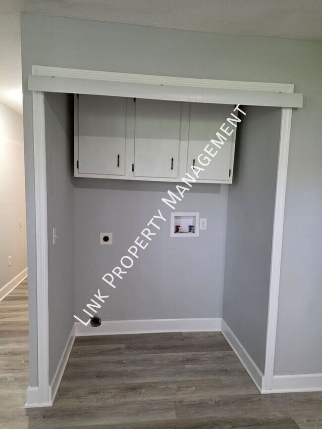 Building Photo - Don't Miss this 3BR/2BA Home with Large Detached Garage & Huge Backyard and Deck