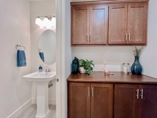 Building Photo - Beautiful Santana Ranch Home in Hollister