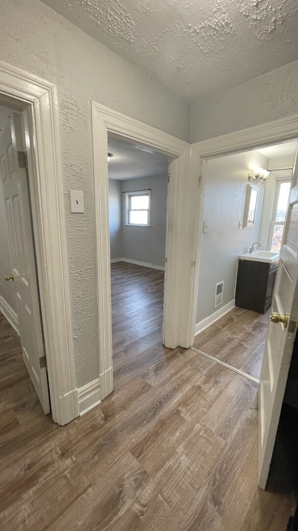 Building Photo - Spacious 4-Bedroom Home with 2 Full Bathrooms – Section 8 Approved and Ready for Move-In!