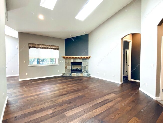 Building Photo - Experience Luxury Living in Broken Top wit...