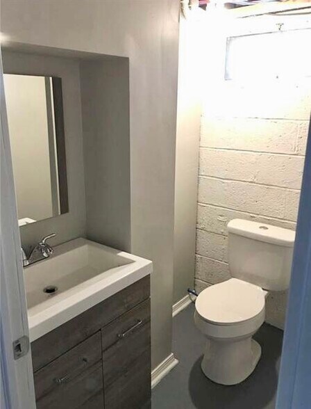 1/2 Bathroom - 4172 Lambert Rd