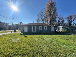 Building Photo - 1 Bedroom duplex close to Mansfield Rd...