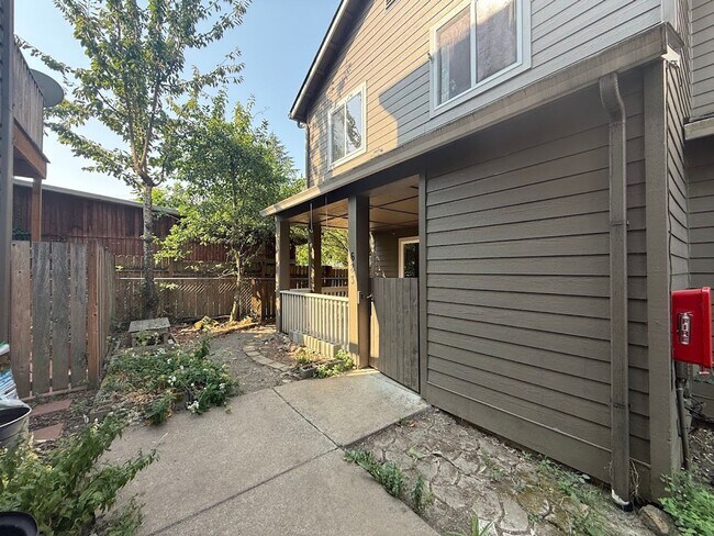 Building Photo - 683 SE 197th Ave