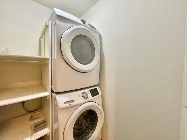 Building Photo - Sun-filled 3-bedroom, 3-bathroom single-fa...