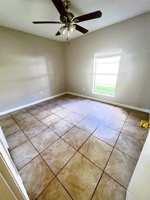 Building Photo - 2824 Meadowbrook Dr