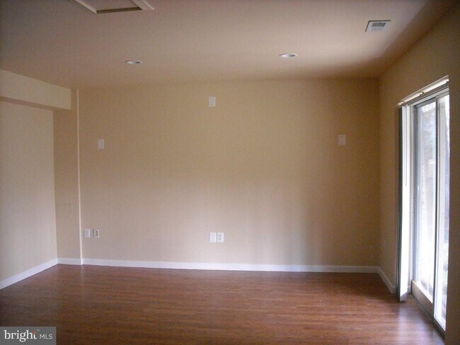 Building Photo - 5615 Minoso Dr