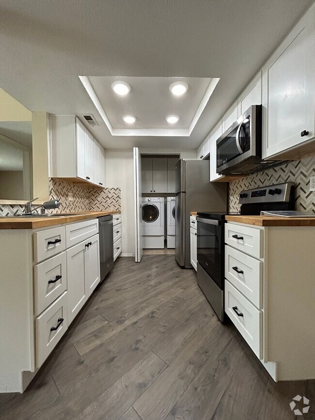 Building Photo - AVAILABLE 8/11 -  2 bed / 2 bath rennovate...