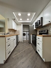 Building Photo - AVAILABLE 8/1 -  2 bed / 2 bath renovated ...