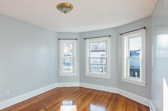 Building Photo - 15 Groom St