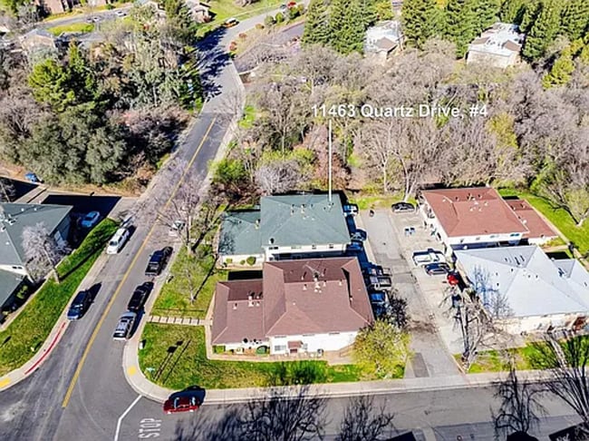 Building Photo - Charming 2-Bedroom Apartment with Updated ...
