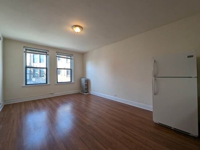 Building Photo - 3335 W Diversey Ave