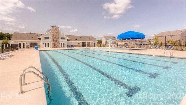 Building Photo - Enjoy this resort like feel where you live!