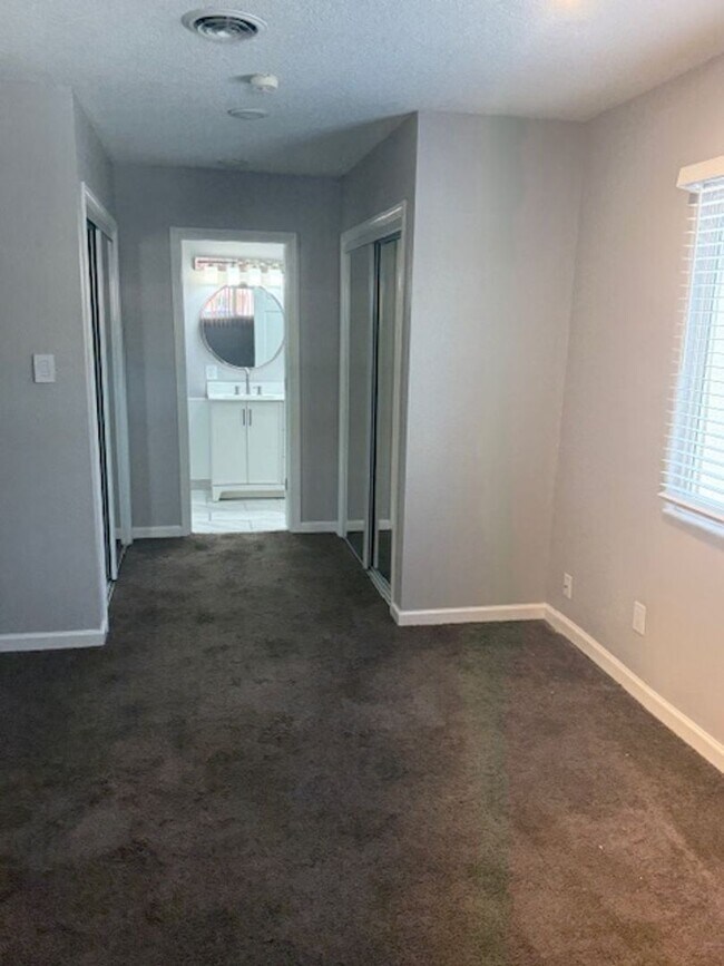 Building Photo - Beautiful 3 bedroom 2 bath 2 car garage ho...
