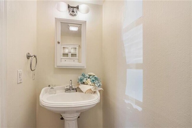 Building Photo - 6223 Bay Club Dr