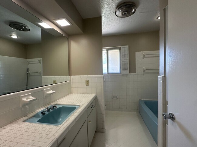 Building Photo - THREE BEDROOM TWO BATH HOUSE ON A CORNER LOT