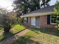 Building Photo - 102 Briarmeade Dr