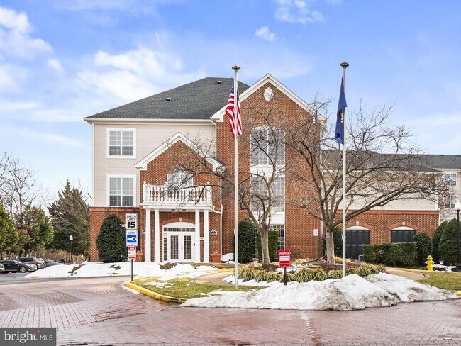 Building Photo - 4852 Eisenhower Ave