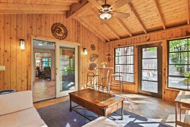 Building Photo - 1889 Paddock Pl