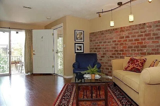 Primary Photo - 807 W 40th St