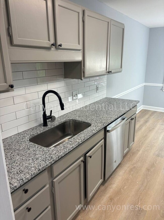 Building Photo - Stylish 3 Bed, 2 Bath Retreat: Modern Livi...