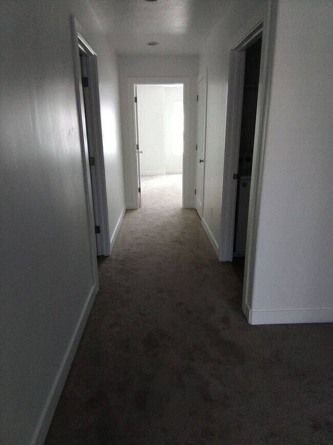 Building Photo - Brand New Townhome!