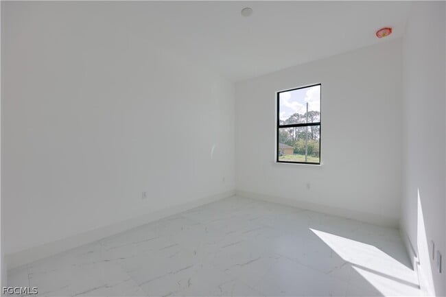 Building Photo - 714 W 12th St